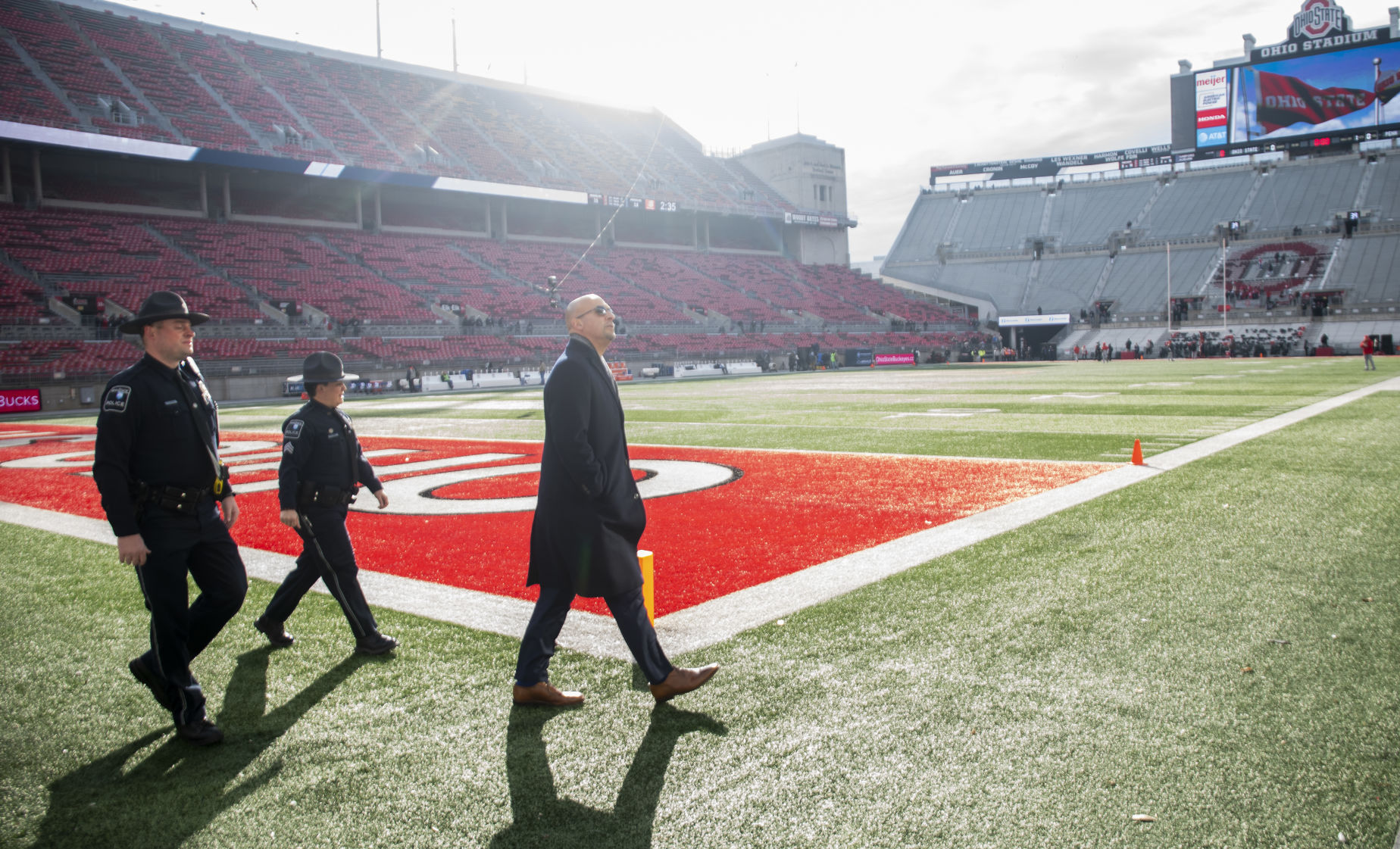 Penn State vs Ohio State, Franklin walks around field